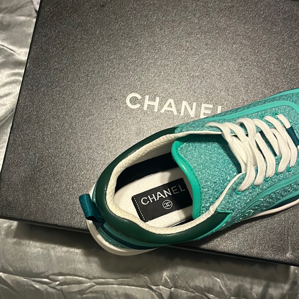 gorgeous tweed C H A N E L womens sneaker in size 38EUR.